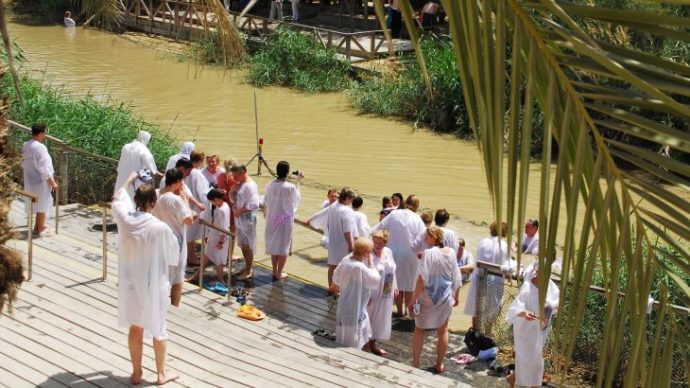 tourists-being-baptised-at-qasr-al-yahud